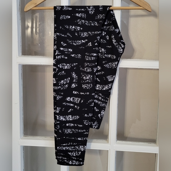 SOLD Lululemon Wunder Under High Rise - Picture 2 of 10